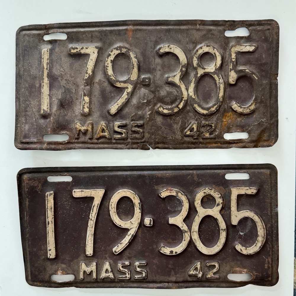 2 Vintage MASS 42 Maroon 13" Massachusetts License Plate Auto Tag Patina 179385‎